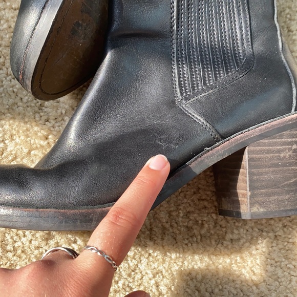 Ugg black boots slightly worn size 9 - Picture 6 of 6